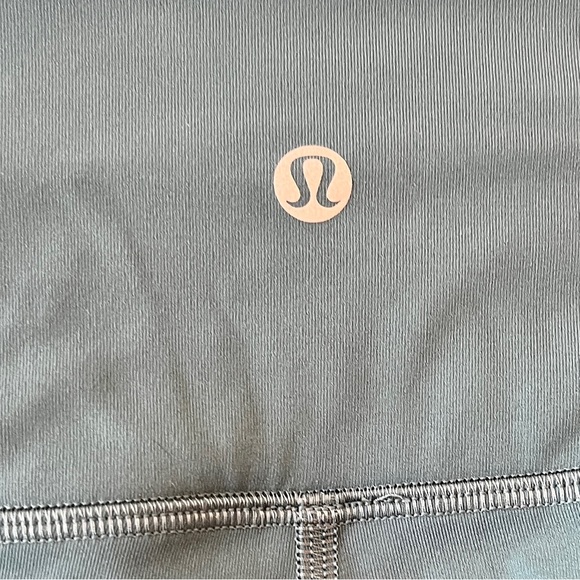 Lululemon mid rise cropped pant with mesh lining on back of pants leg- size 6 - Picture 4 of 5
